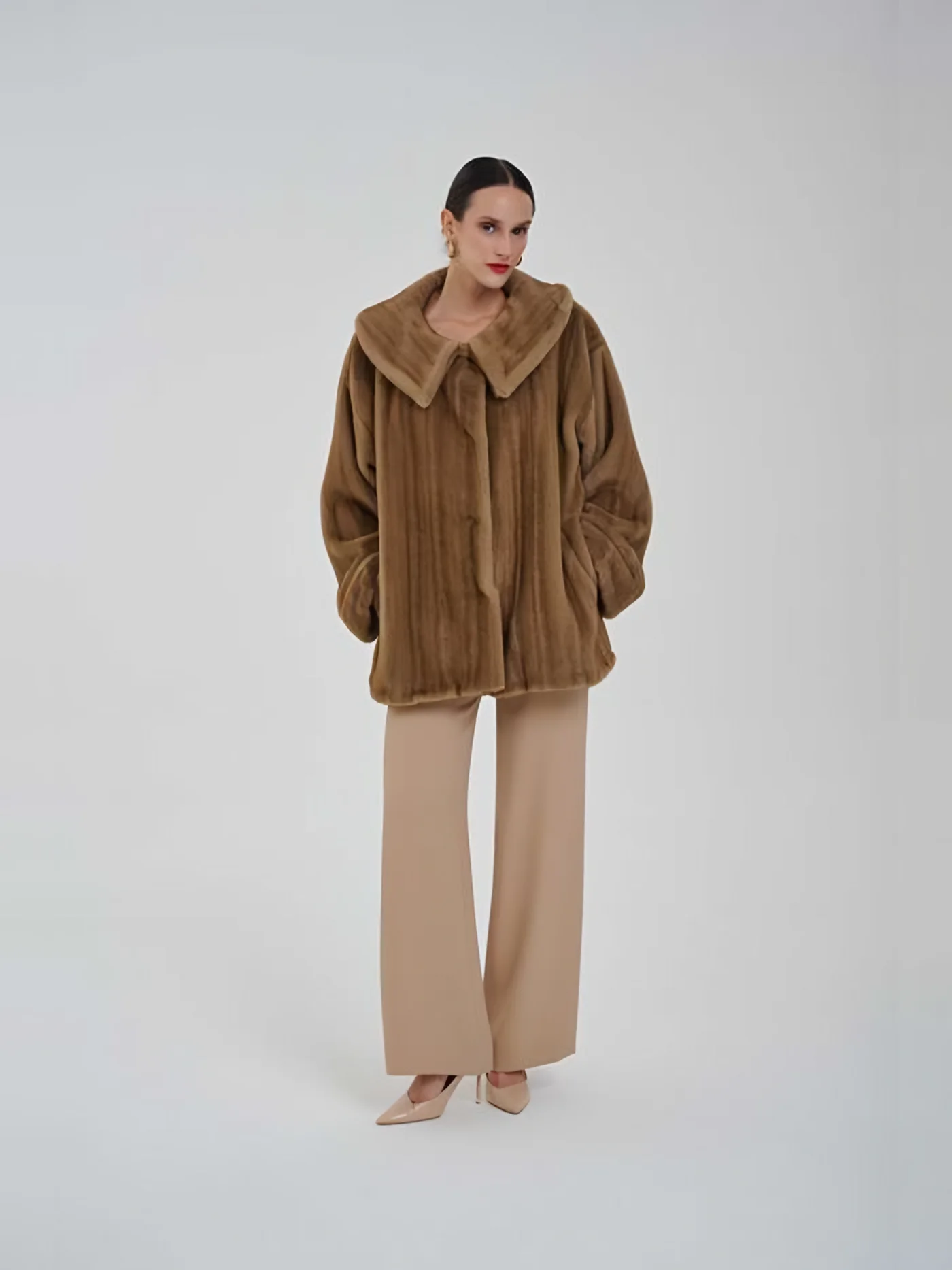 Kısa Peluş Kaban — modelin üzerinde · 1/1