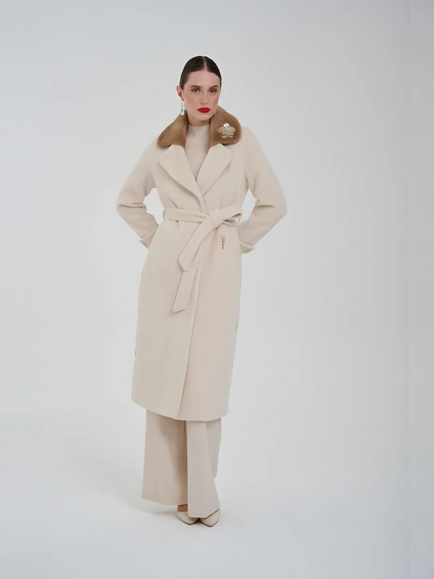 Kürk Yakalı Kuşaklı Kaban — modelin üzerinde · 1/1