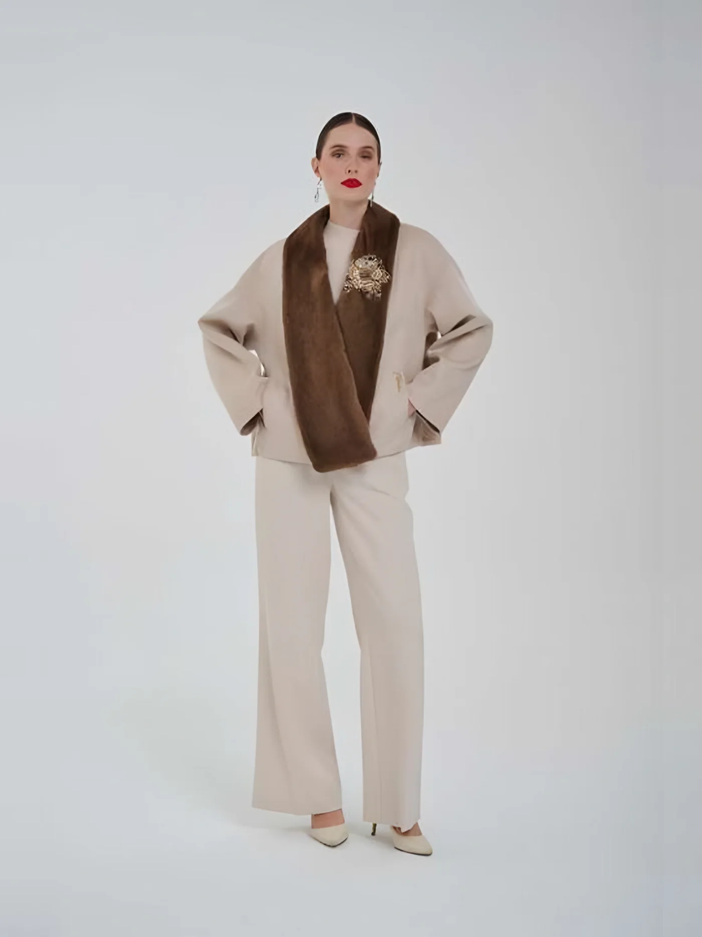 Fur-Shawl Jacket with Brooch — عارضة ترتدي · 1/1