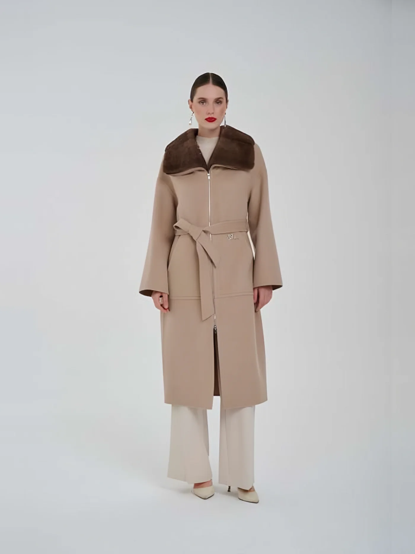 Fur-Collar Belted Zip Coat — عارضة ترتدي · 1/1