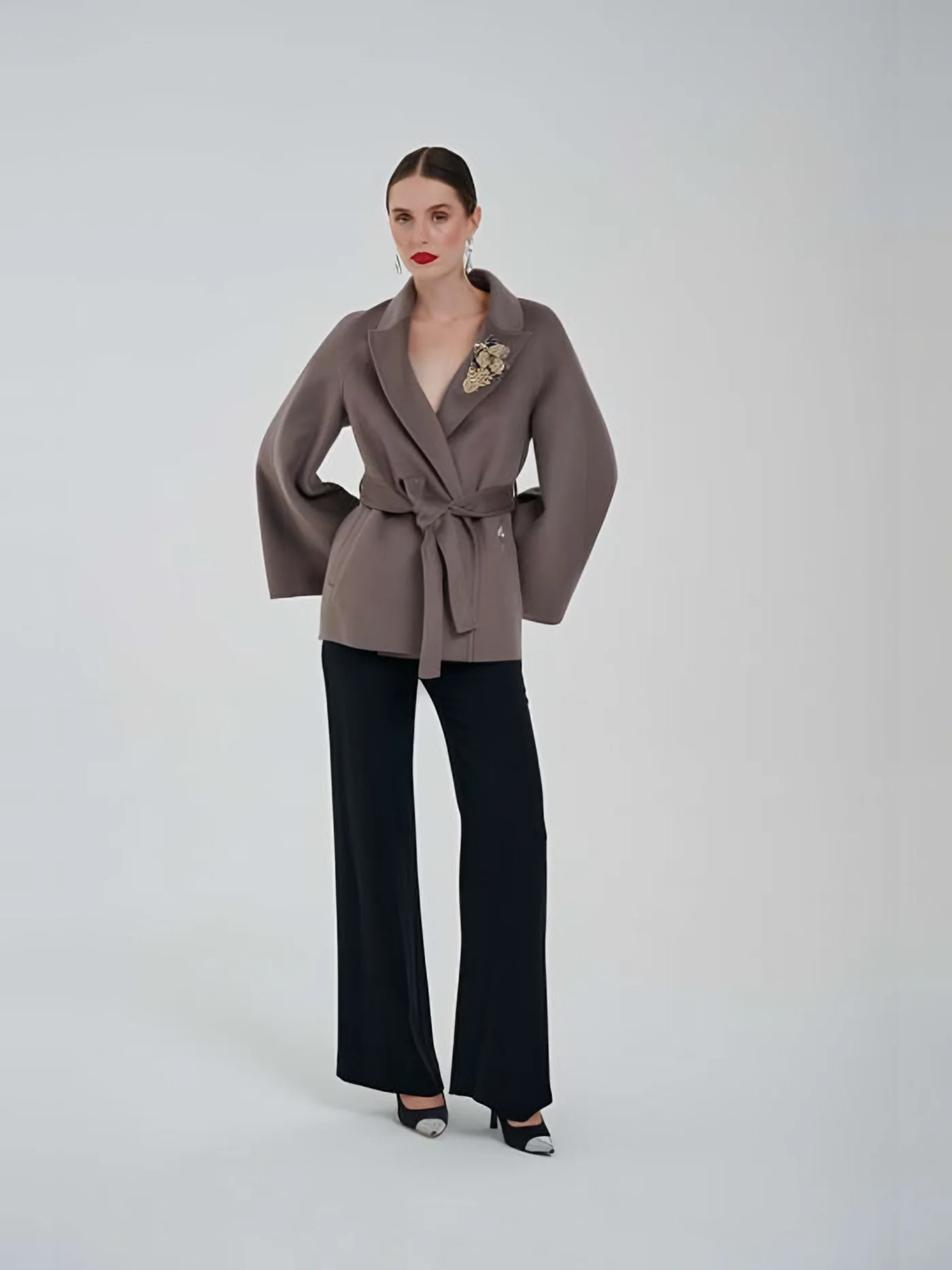 Broşlu Kuşaklı Kimono Ceket — modelin üzerinde · 1/1