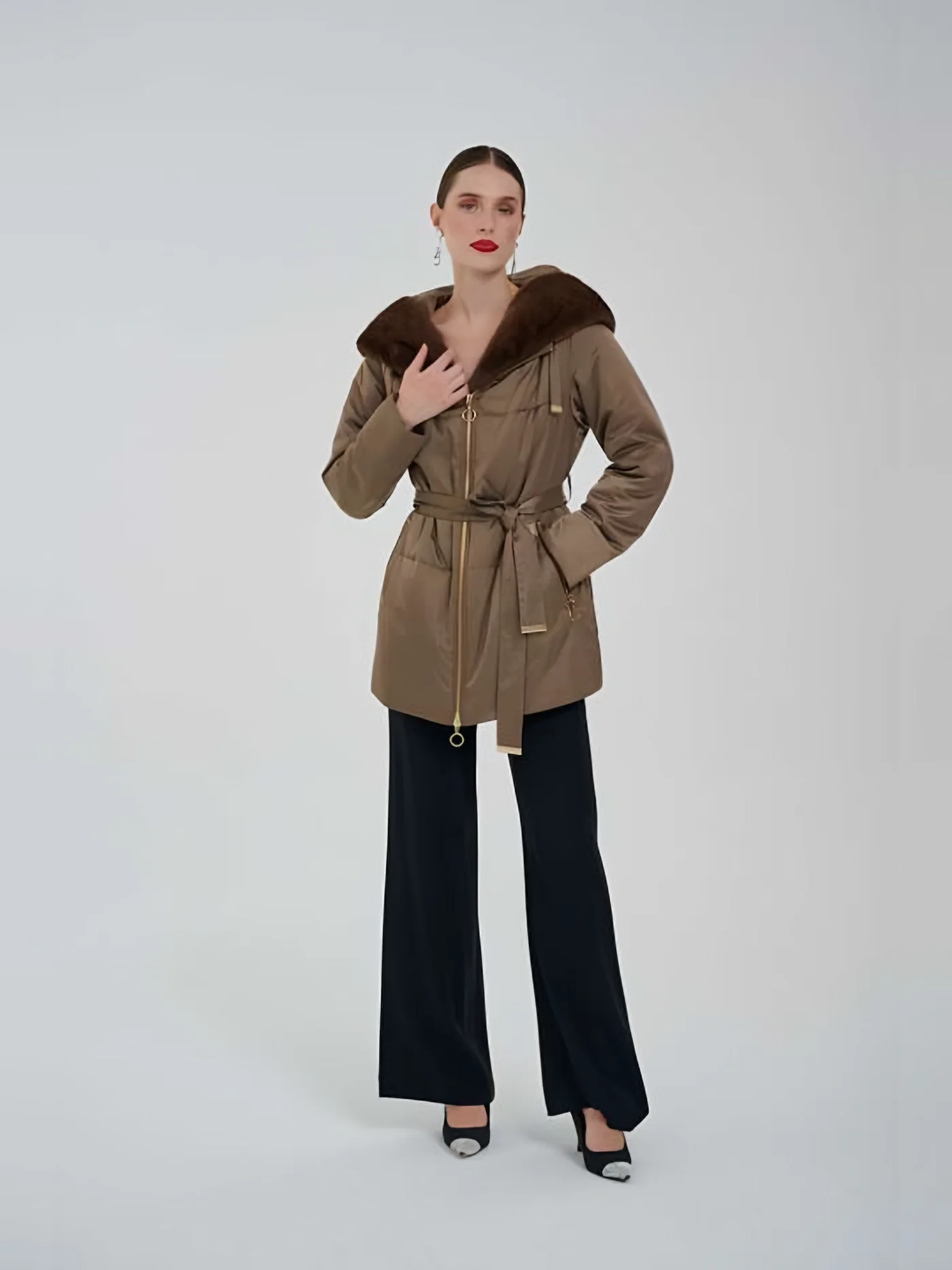 Kürk Kapüşonlu Kuşaklı Parka — modelin üzerinde · 1/1