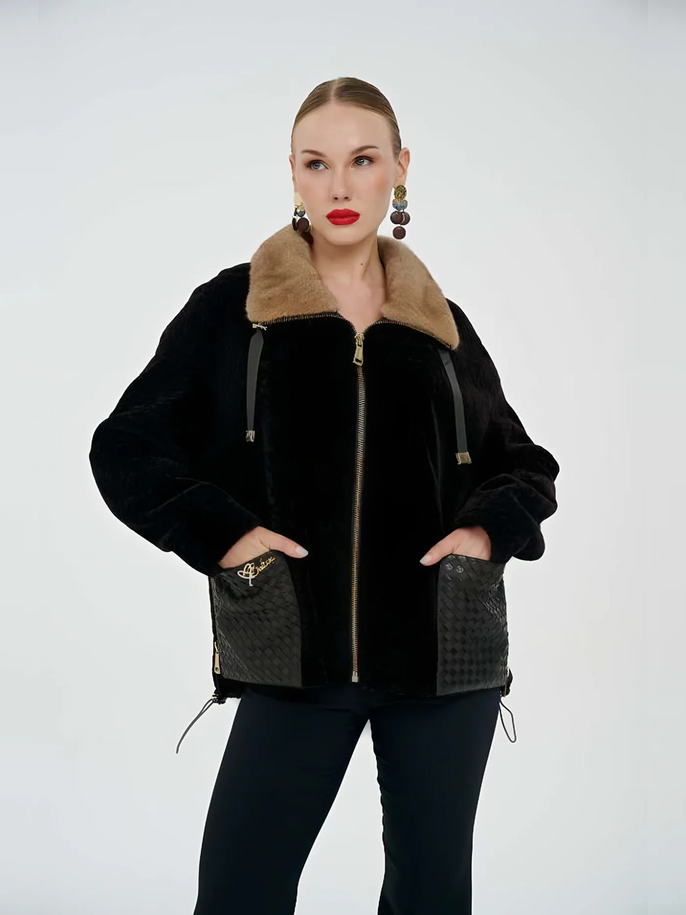 Fur-Collar Leather-Pocket Plush Jacket — 模特身着 · 1/1