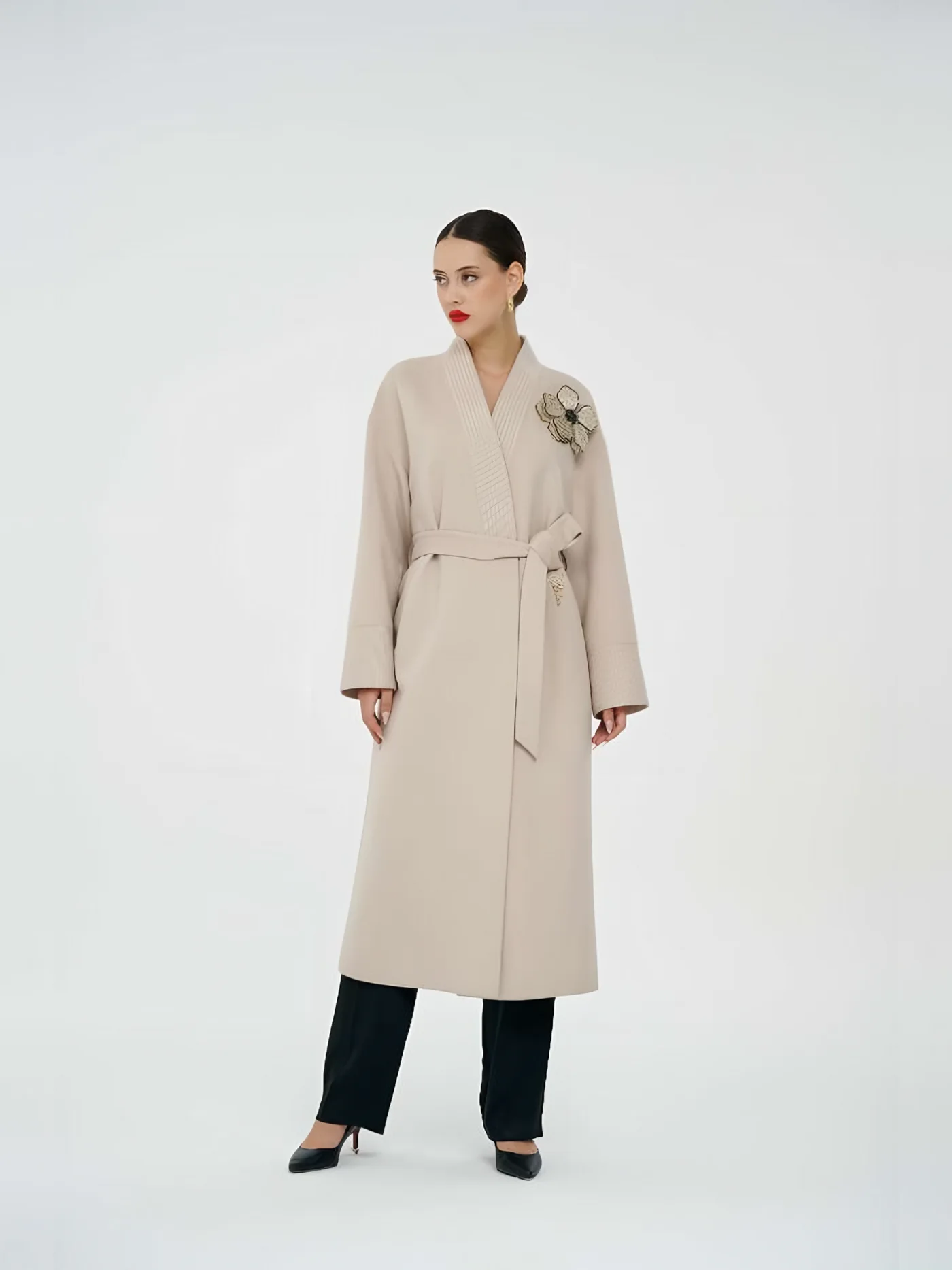 Floral Belted Coat with Brooch — модель в · 1/1