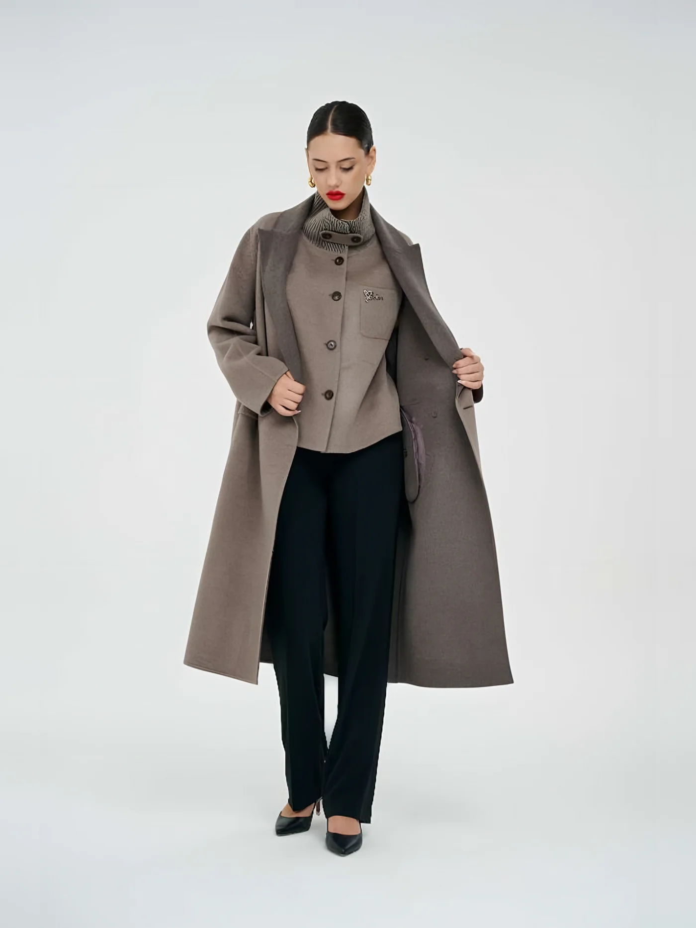with Vest Long Coat — عارضة ترتدي · 1/1