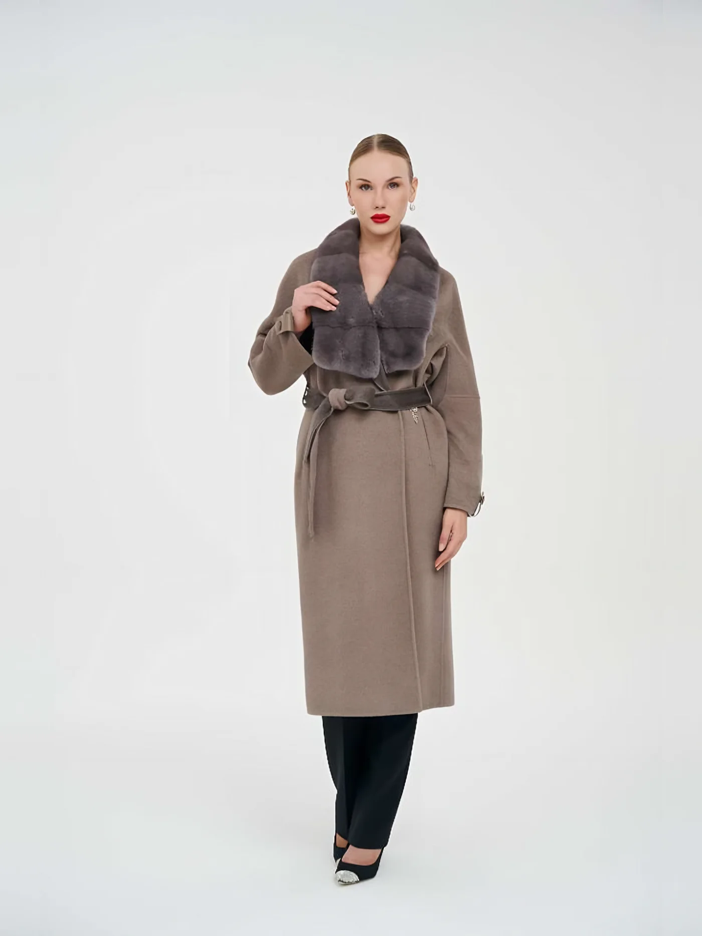 Grey Fur-Collar Belted Coat — модель в · 1/1