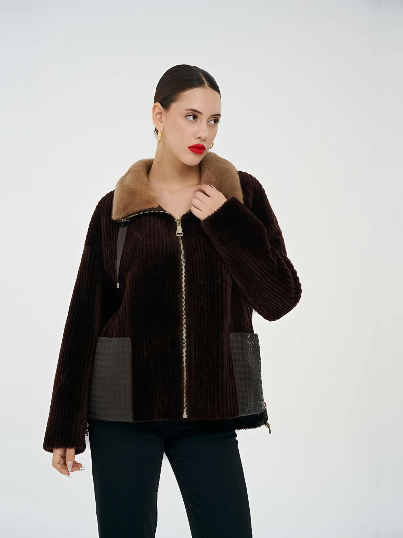 Fur-Collar Leather-Pocket Zip Plush Jacket — عارضة ترتدي · 1/1