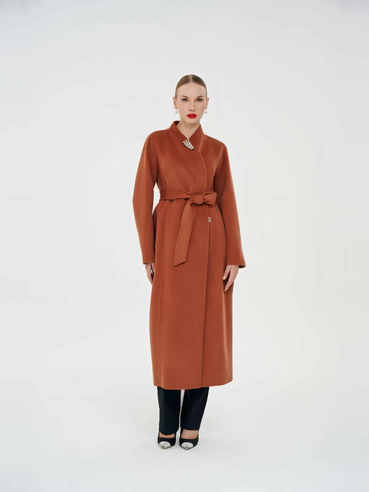 Broşlu Şal Yakalı Kuşaklı Kaban — modelin üzerinde · 1/1