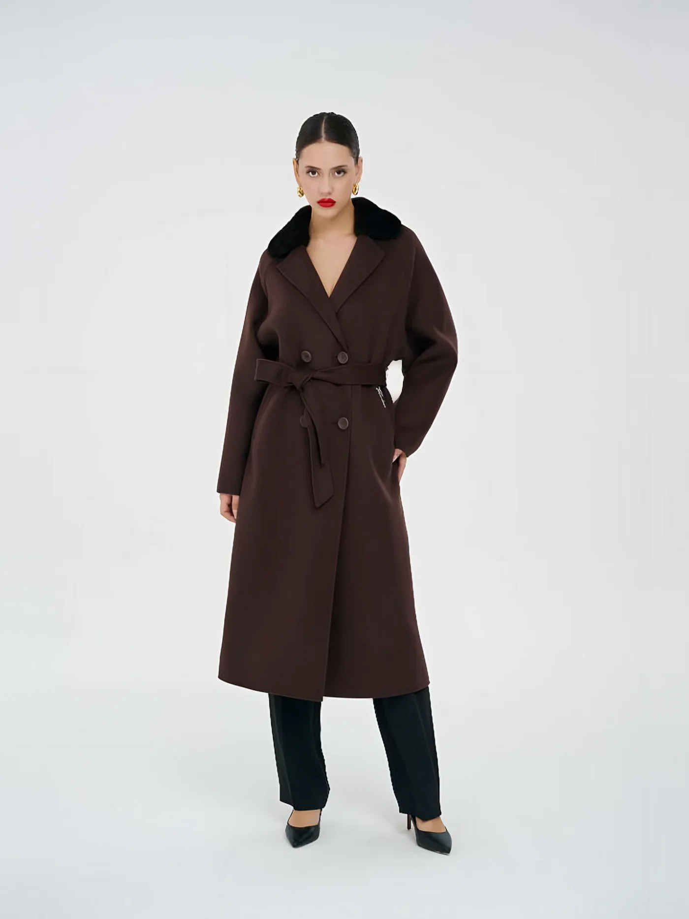 Fur-Collar Double-Breasted Belted Coat — عارضة ترتدي · 1/1
