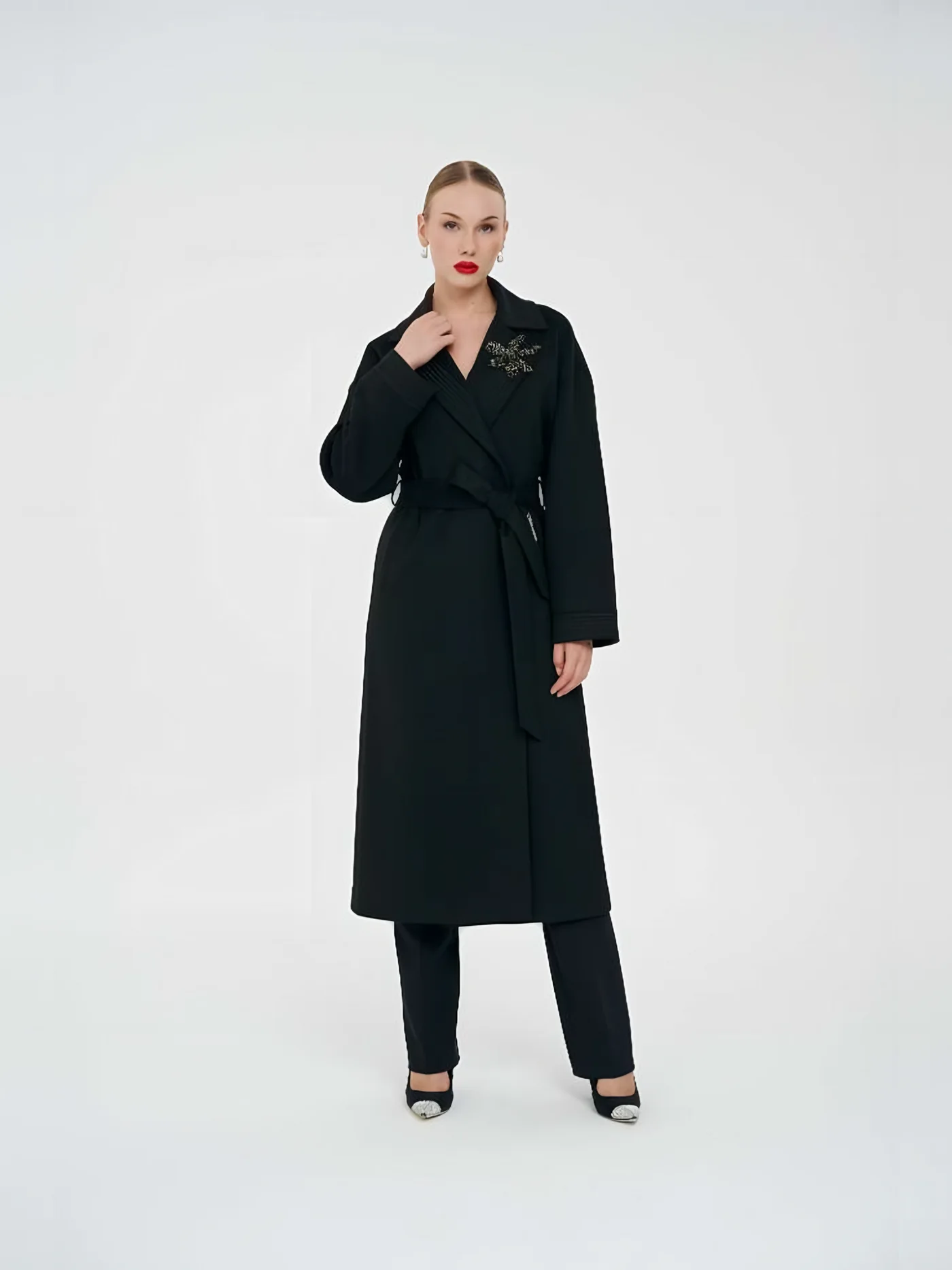 Belted Long Coat with Brooch — عارضة ترتدي · 1/1