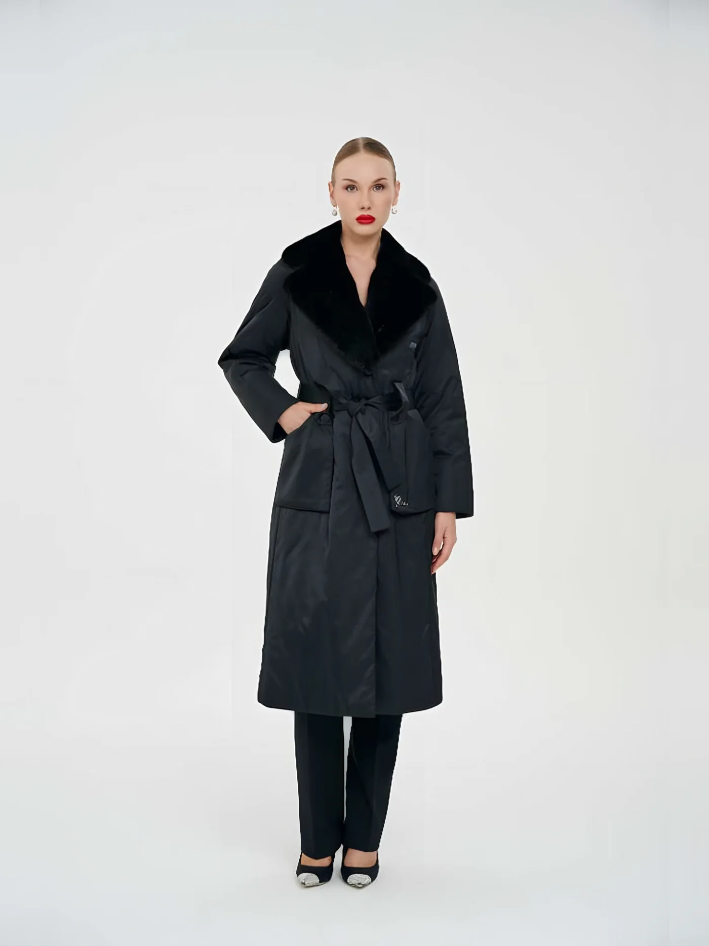 Black Fur-Collar Belted Quilted Coat — عارضة ترتدي · 1/1