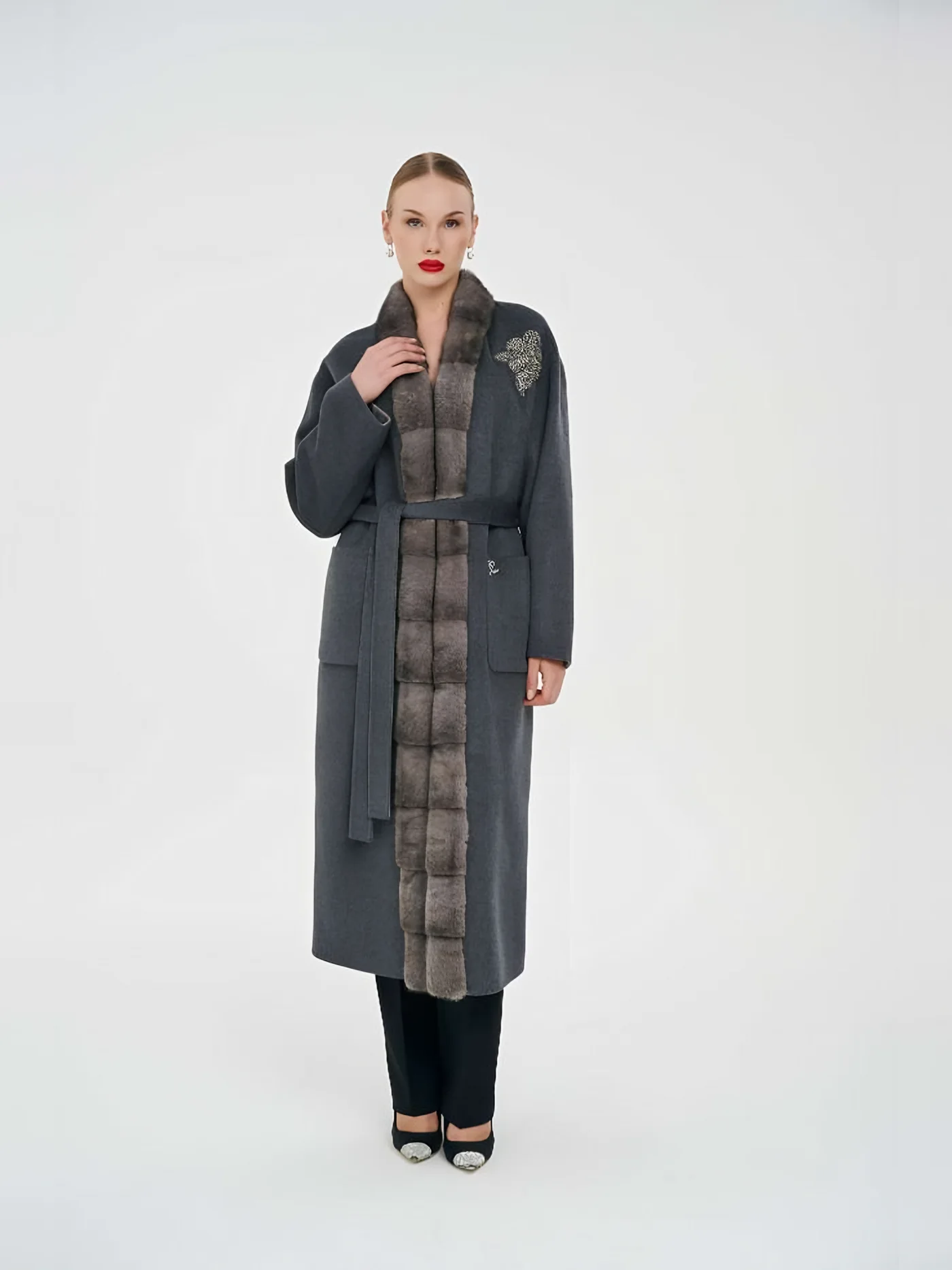 Fur-Trimmed Coat with Brooch — модель в · 1/1