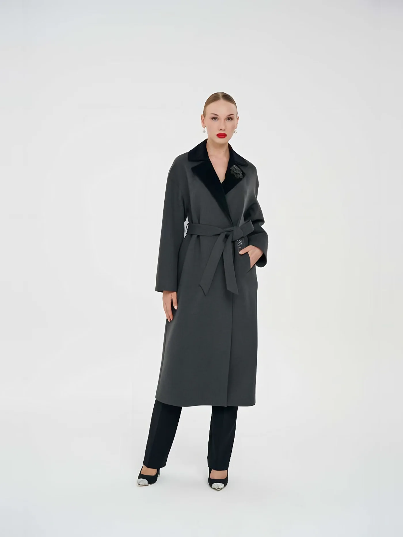Belted Coat — عارضة ترتدي · 1/1
