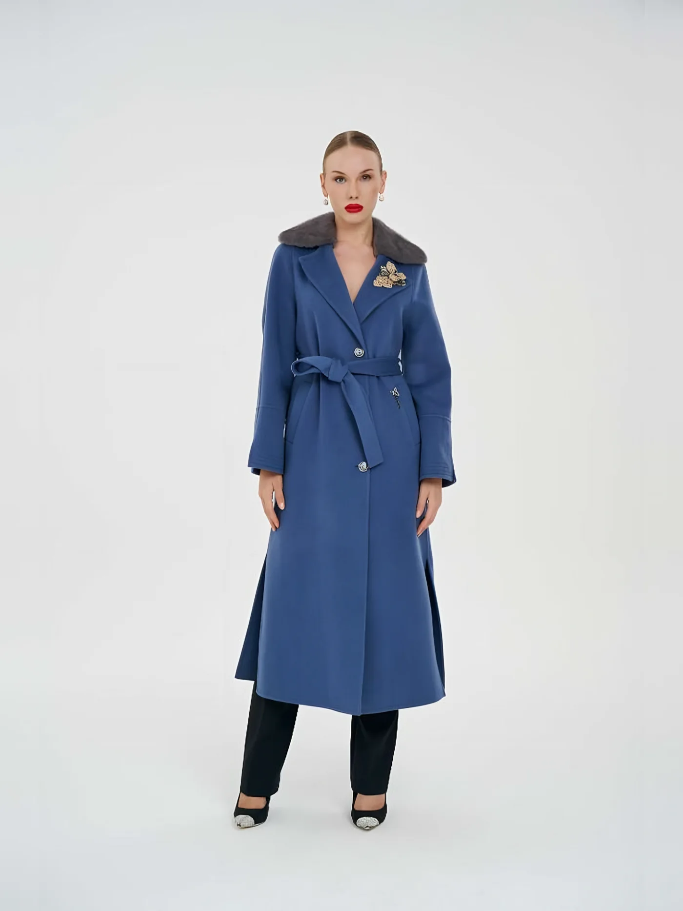 Fur-Collar Belted Coat with Brooch — عارضة ترتدي · 1/1