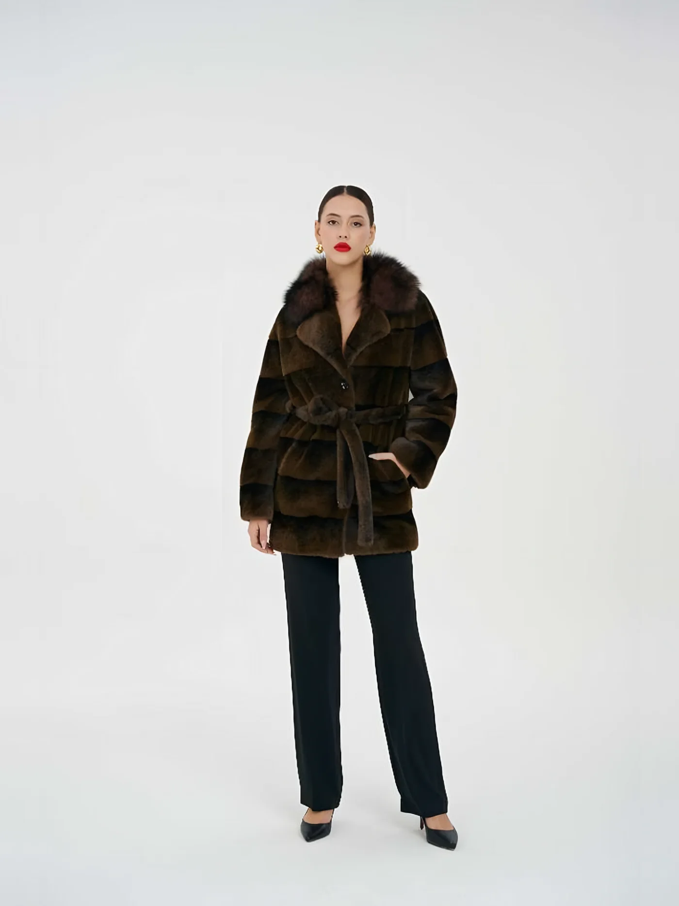 Fur-Collar Belted Short Plush Jacket — عارضة ترتدي · 1/1